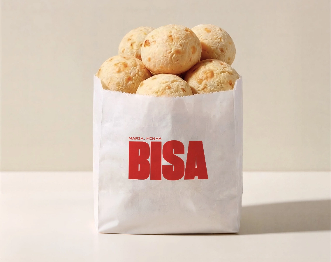 Pães de queijo dourados em um saquinho de papel da Bisa
